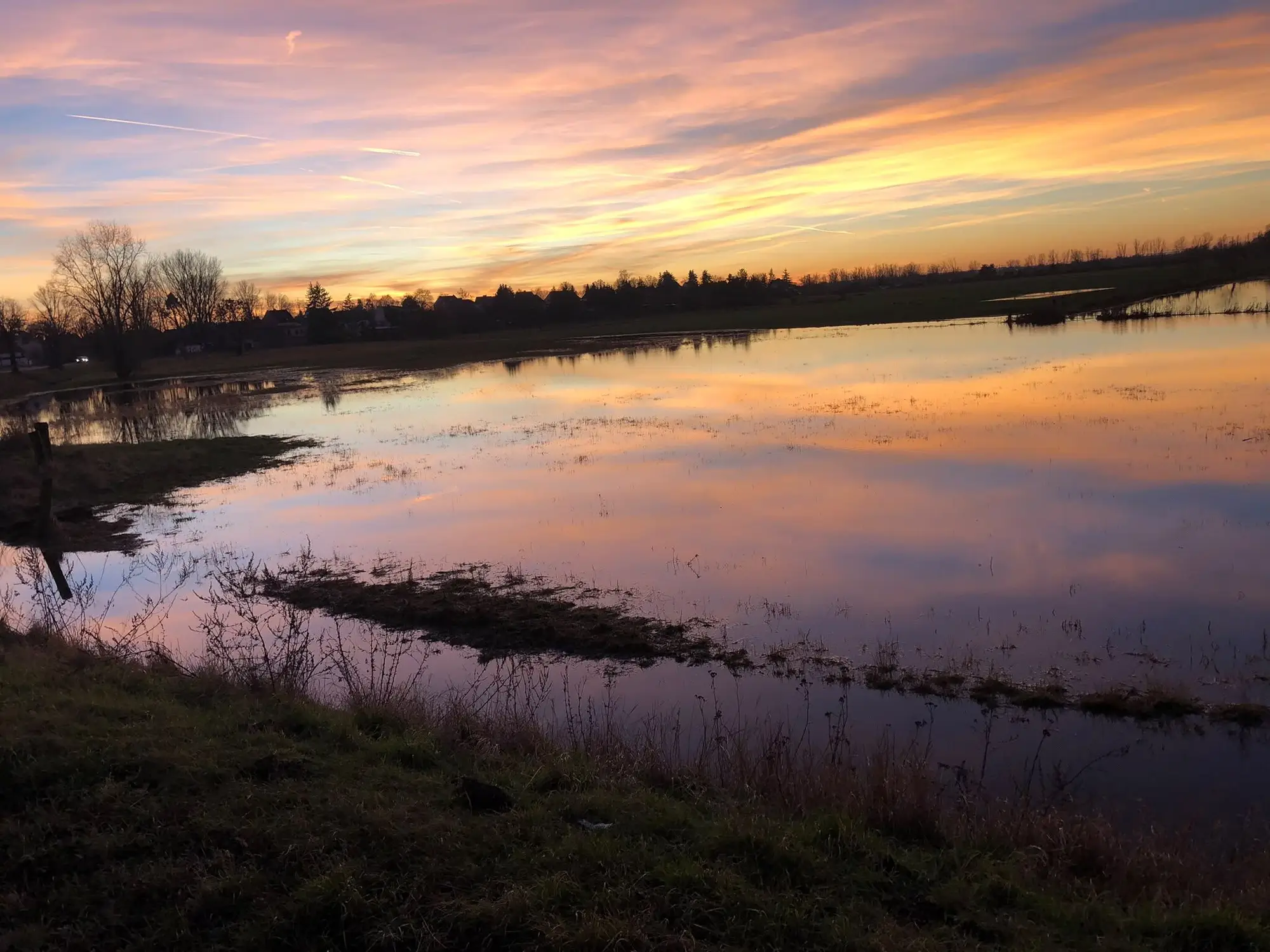 Überflutete Wiesen im Abendrot