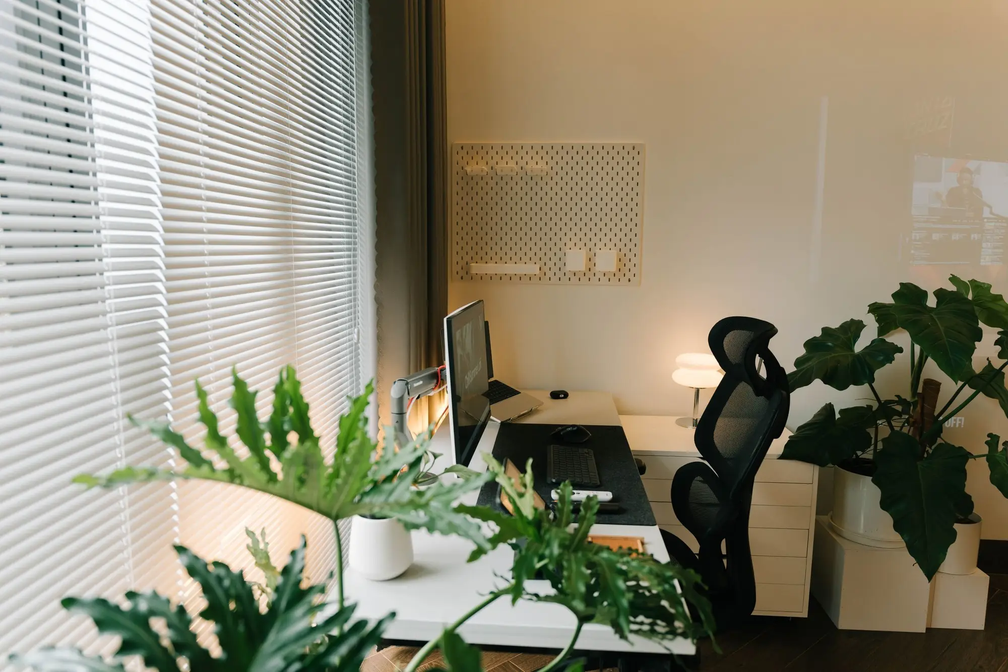 Helles Arbeitszimmer mit Pflanzen