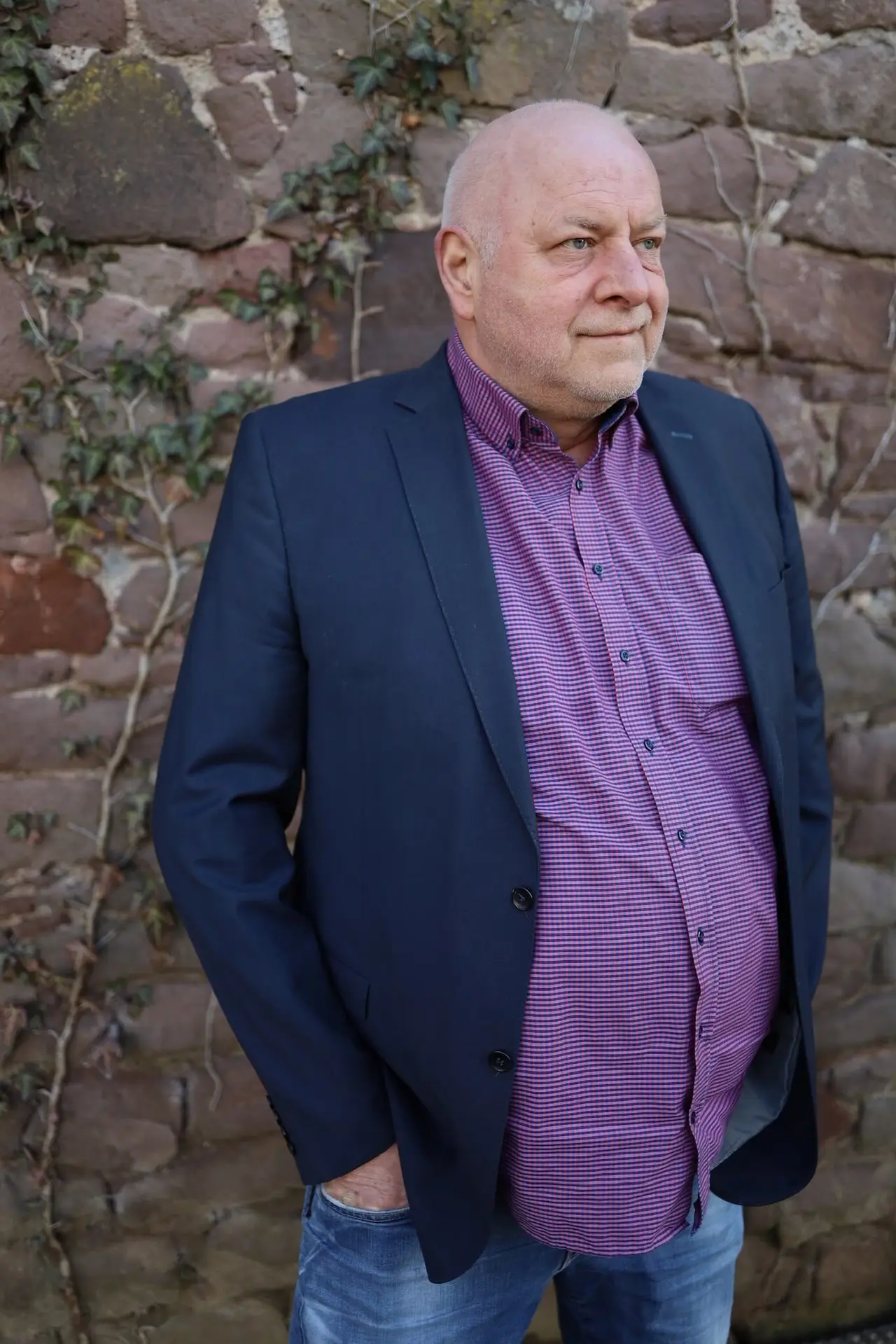 Holger Borchert blickt nachdenklich zur Seite